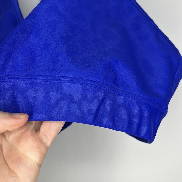 Carbon38 Action Bra 2.0 in Blue Leopard Takara Shine Size Medium - Picture 2 of 4